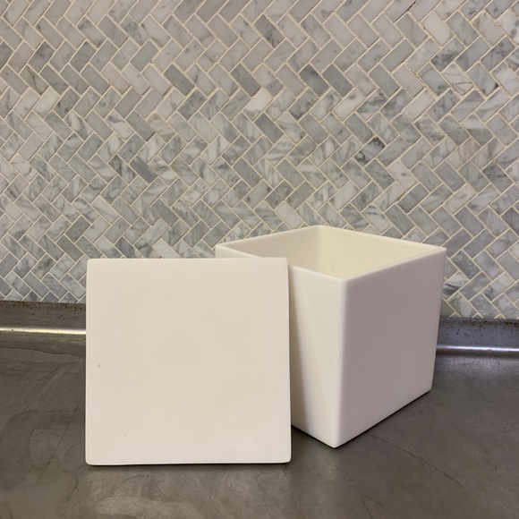 Martha Sturdy - Whistler vase with top - Picture 7 of 8